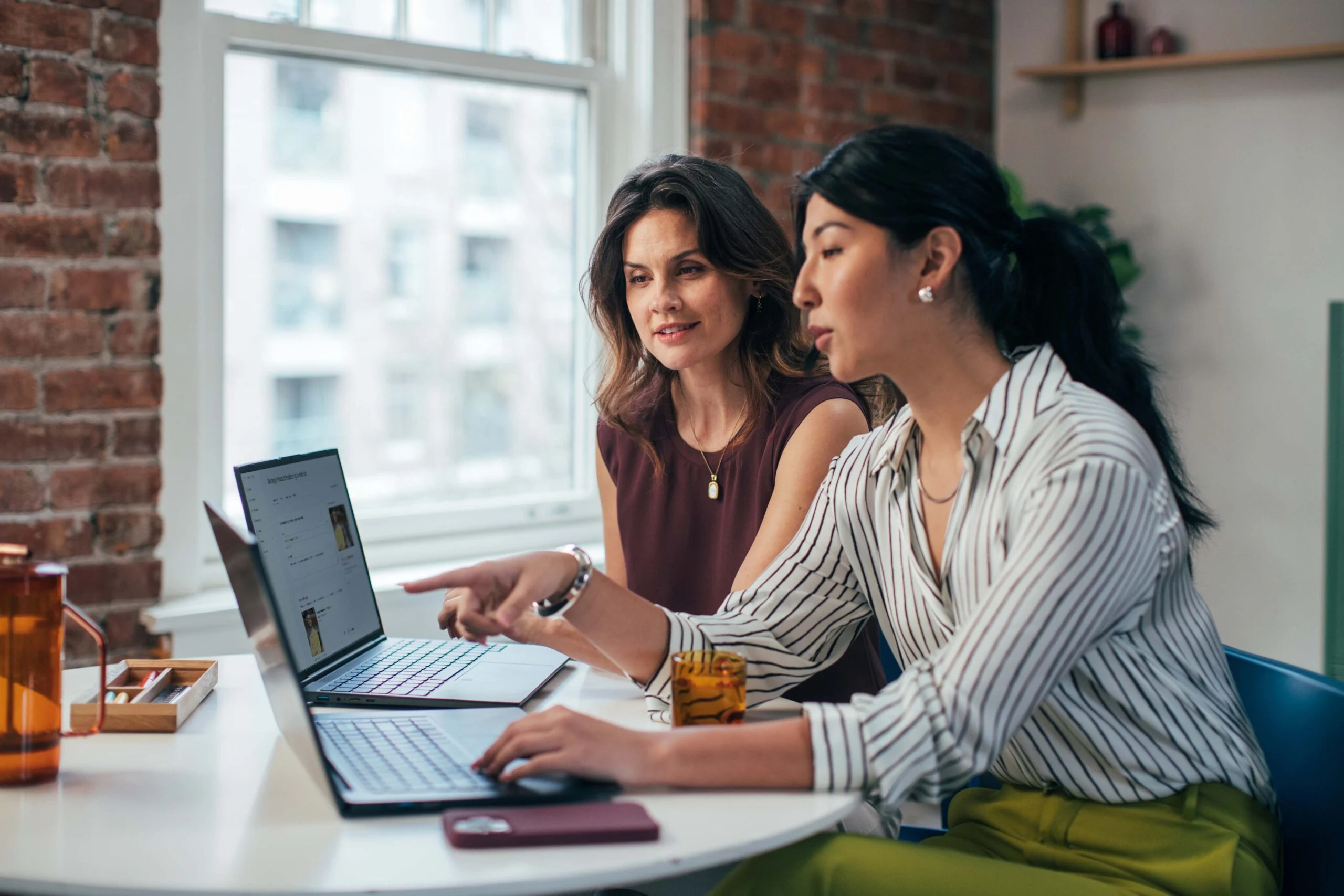 Two course creators collaborating on building an online course with Thinkific